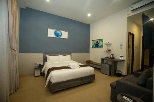 巴淡岛中心绿色玫瑰酒店的酒店客房,配有床和沙发