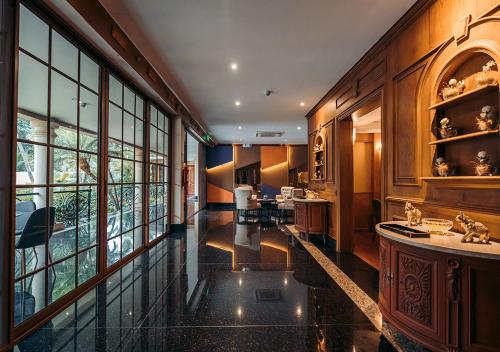 瓜亚基尔Luxva Hotel Boutique的大房间设有大窗户和厨房