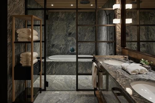 Park Hyatt Kyoto的一间浴室