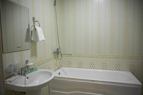 撒马尔罕Hotel Minor的带浴缸和盥洗盆的浴室