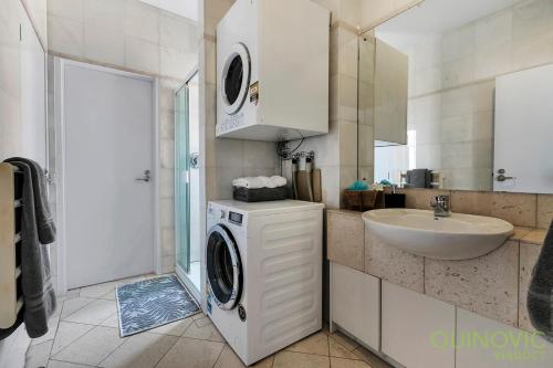 奥克兰QV Downtown Executive Penthouse Parking Wifi - 782的一间带洗衣机和水槽的浴室
