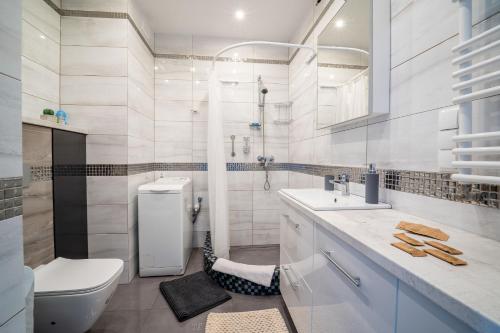 奥尔什丁Mazurskie Klimaty的白色的浴室设有卫生间和水槽。