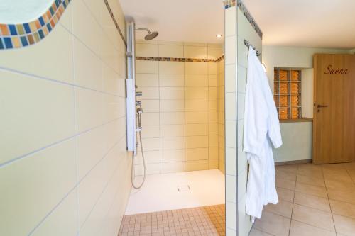 EllscheidGänschen klein的带淋浴和门上浴袍的浴室