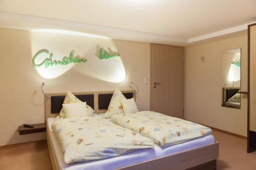 EllscheidGänschen klein的卧室配有一张挂有圣诞标志的床