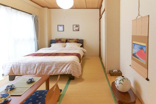东京ESPERANZA103 広い綺麗快適高速WiFi的一间卧室配有一张大床和一张桌子