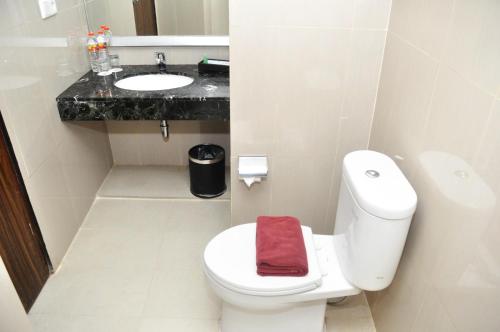 日惹日惹安巴路莫中庭尊贵酒店的浴室配有白色卫生间和盥洗盆。