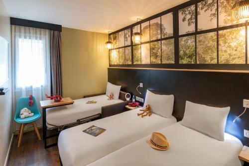维勒班特宜必思时尚维勒班表演公园酒店的酒店客房配有两张床和一张书桌