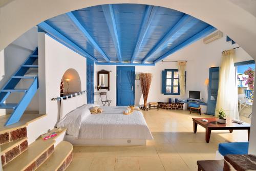 卡马利塔马瑞克斯德尔麦套房酒店的一间卧室设有一张床和蓝色的天花板