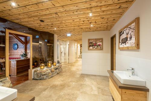 格斯族泊斯特费瑞酒店的一间浴室