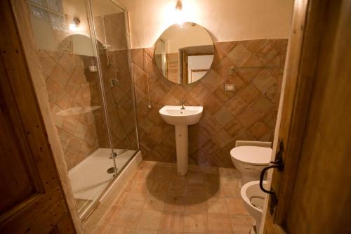 菲乌梅夫雷多布鲁齐奥Residenza d'Epoca Borgodifiume的一间带水槽、卫生间和镜子的浴室