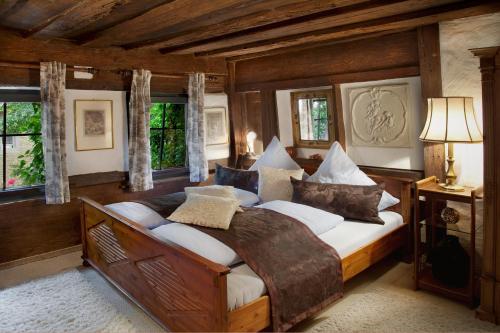 罗滕堡艾尔弗拉恩基斯克葡萄酒馆酒店的一间带一张大床的卧室,位于带窗户的房间内