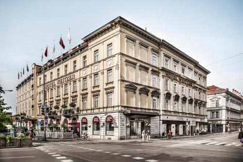 格拉茨Hotel Weitzer Graz - Centre of Graz的街道拐角处的大建筑