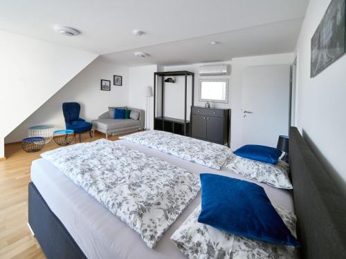 维也纳普利马维拉2号酒店的一间卧室配有一张带蓝色枕头的大床