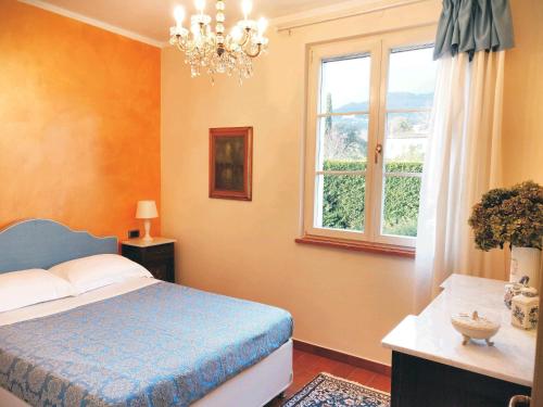 卡潘诺里Tuscan Villa exclusive use of private pool A/C Wifi Villa Briciola的一间卧室设有蓝色的床和窗户。