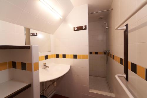 巴黎MIJE MARAIS Hostel的一间带水槽和淋浴的浴室