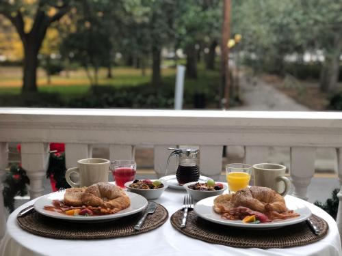 萨凡纳福赛思公园住宿加早餐旅馆的一张桌子,上面放着两盘食物和饮料