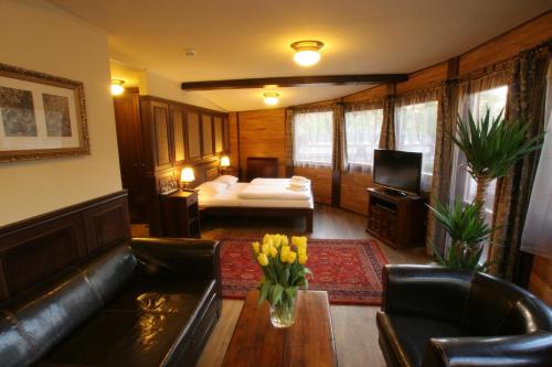 布拉格玛提尔达船酒店的客厅配有沙发和1张床
