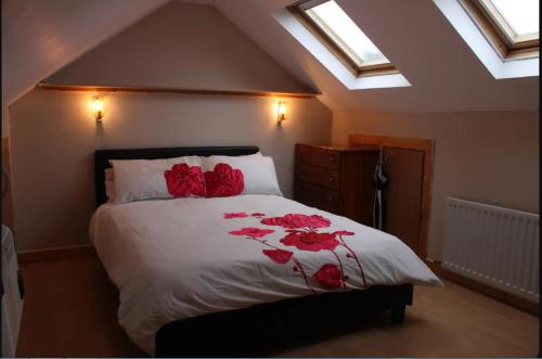 都柏林killowen的一间卧室,床上有红色玫瑰