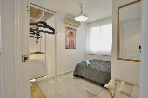 Luminoso y coqueto apartamento con jardín客房内的一张或多张床位