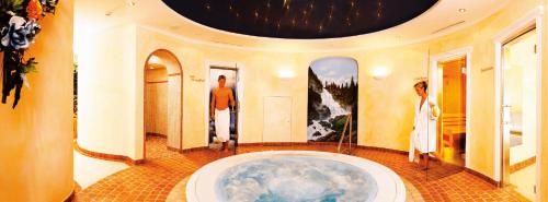 克里姆尔克劳克豪斯国家公园酒店的一间设有大浴缸的浴室,位于一间设有两个马 ⁇ 的房间