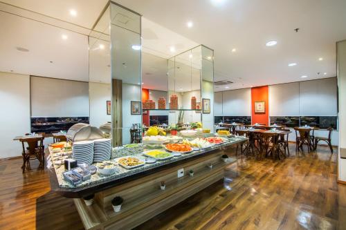 里贝朗普雷托里贝朗普雷图JR酒店的在一家提供多种食物的酒店享用自助餐