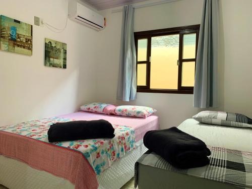 邦比尼亚斯烟火度假屋的一间卧室设有两张床和窗户。