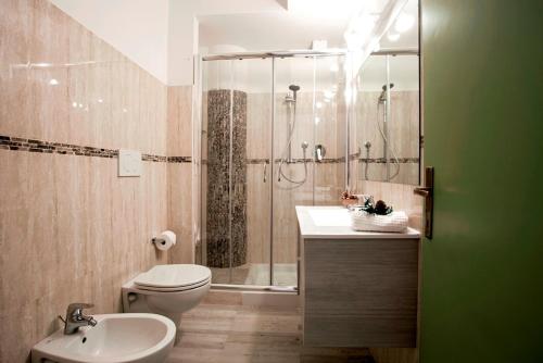 普拉托费鲁奇住宅酒店的带淋浴、卫生间和盥洗盆的浴室
