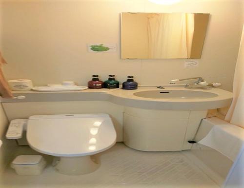 奄美安美港大厦酒店的浴室配有白色卫生间和盥洗盆。