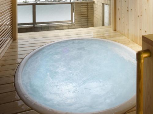上市恋月鹤旅馆的窗户客房内的大蓝色浴缸