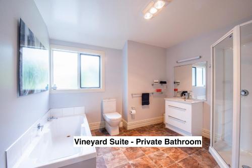 亚历山德拉Grey Ridge Vineyard Experience的带浴缸、卫生间和盥洗盆的浴室