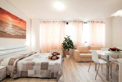 普拉托费鲁奇住宅酒店的白色卧室配有床和桌子