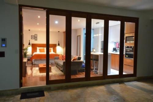瓦拉斯Z&R HOME的客厅设有大玻璃门和卧室