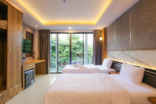 The Mantra Hotel Kata Noi客房内的一张或多张床位