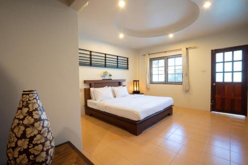 苏林海滩苏林度假屋的一间卧室配有一张床和一盏灯