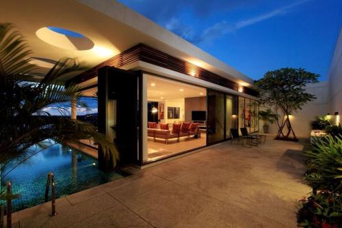 卡塔海滩The heights penthouse 3bedroom A2的享有泳池美景的度假屋