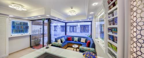 伊斯坦布尔OBAHAN HOTEL-Special Class的客厅配有蓝色的沙发和桌子