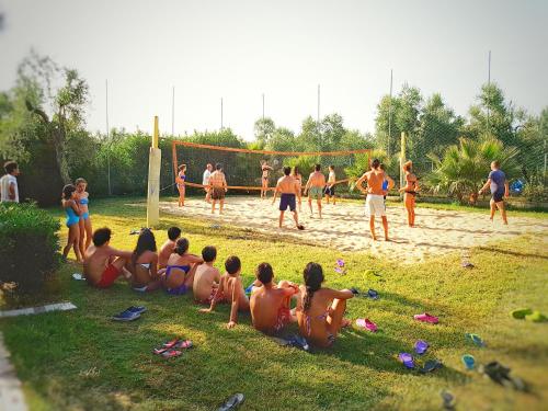 维耶斯泰Villaggio Alba Chiara的一群人打排球
