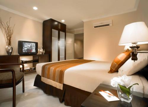 雅加达克里斯塔尔酒店客房内的一张或多张床位