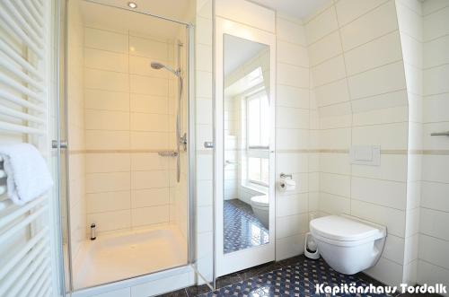 Kapitänshaus Tordalk mit 3 Schlafzimmern的一间浴室