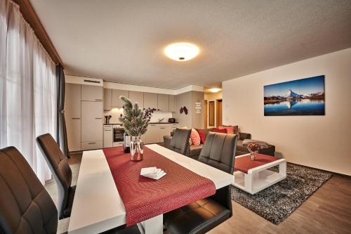 Apartment Breithorn - Charming home - free parking & Wifi的休息区