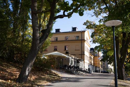 斯德哥尔摩瑞典旅游的查普曼和思科普索尔门国际青年旅舍的路旁有路灯的建筑物