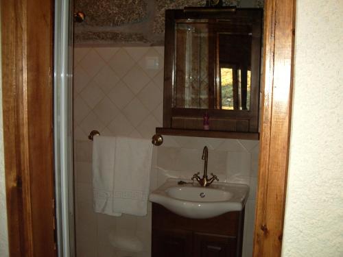 Alvoco da SerraQuinta De Cabrum的一间带水槽和镜子的浴室