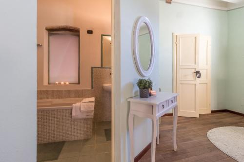 皮耶韦城B&B Chez Nous - Città della Pieve的浴室设有白色水槽和镜子