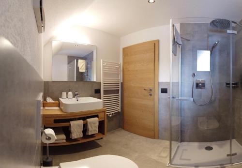 巴迪亚Residence Ciasa Vedla的一间带水槽和淋浴的浴室