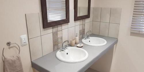 奥茨胡恩Mayfair Farm Cottages的浴室设有2个水槽和2个镜子