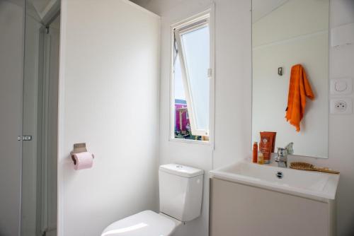 滨海圣布里阿克埃默罗德露营地的白色的浴室设有卫生间和水槽。