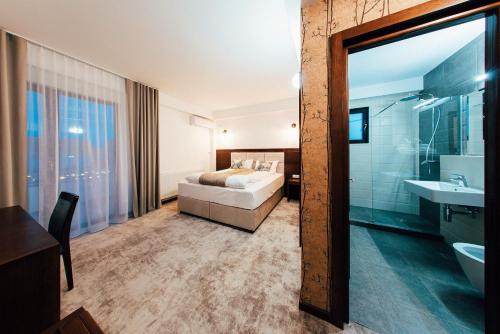 古拉哈莫卢洛伊Hotel Buchenland的一间酒店客房 - 带一张床和一间浴室