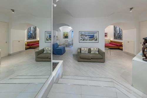 那不勒斯Loft mediterraneo的客厅的2个景观,配有沙发和桌子