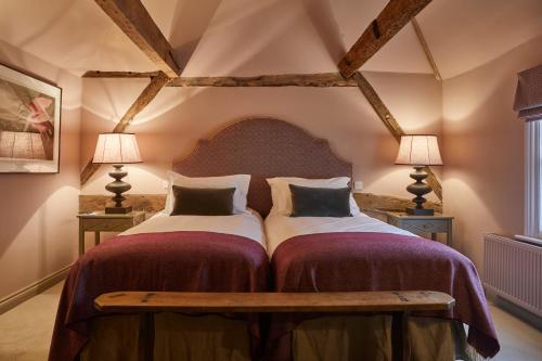 马尔堡Crown and Anchor的一间卧室配有两张床和两盏灯。