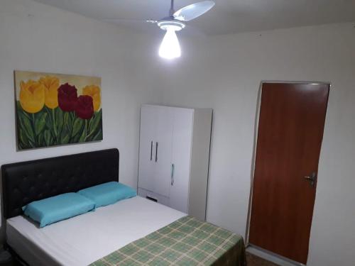 贝洛奥里藏特Hostel Gerais的一间卧室配有一张床,并装饰有鲜花